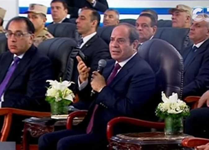 السيسي يدعو لإزالة كافة المعوقات أمام المستثمرين المصريين والأجانب السيسي يدعو لإزالة كافة المعوقات أمام المستثمرين المصريين والأجانب