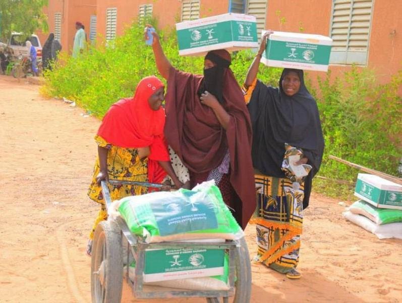 مركز الملك سلمان للإغاثة يوزع أطنان من السلال الغذائية في بجمهورية النيجر مركز الملك سلمان للإغاثة يوزع أطنان من السلال الغذائية في بجمهورية النيجر