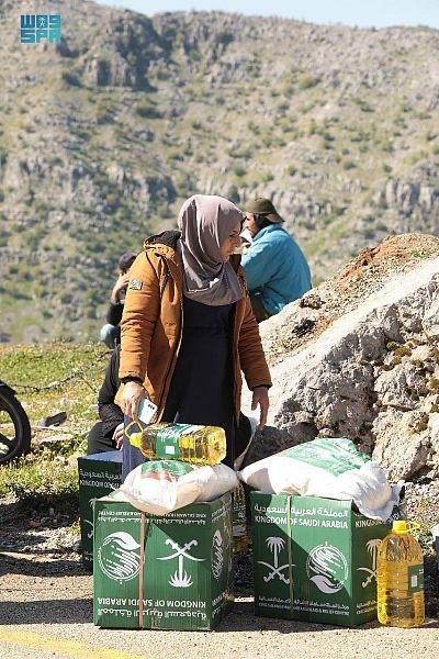 مركز الملك سلمان للإغاثة يوزع سلال غذائية للاجئين السوريين والفلسطينيين مركز الملك سلمان للإغاثة يوزع سلال غذائية للاجئين السوريين والفلسطينيين
