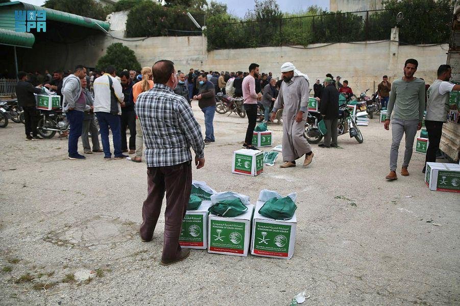 السعودية.. مركز الملك سلمان للإغاثة يوزع مساعدات إيوائية لمتضرري الزلزال في محافظة إدلب بسوريا السعودية.. مركز الملك سلمان للإغاثة يوزع مساعدات إيوائية لمتضرري الزلزال في محافظة إدلب بسوريا