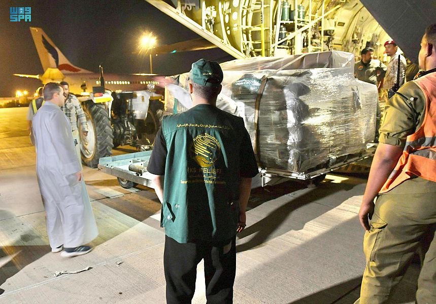 وصول الطائرة الإغاثية الخامسة ضمن الجسر الجوي السعودي لمساعدة الشعب السوداني وصول الطائرة الإغاثية الخامسة ضمن الجسر الجوي السعودي لمساعدة الشعب السوداني