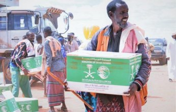 مركز الملك سلمان للإغاثة يوزع سلال غذائية في محافظات الصومال