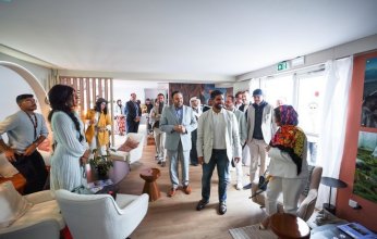 وزير الثقافة السعودي يتفقد جناح المملكة المشارك في مهرجان كان السينمائي ويلتقي صُنّاع الأفلام السعوديين