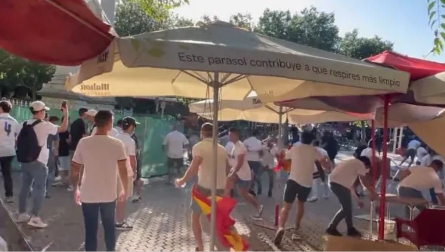 قبل نهائي كأس ملك إسبانيا.. اشتباكات عنيفة بين جماهير ريال مدريد وأوساسونا قبل نهائي كأس ملك إسبانيا.. اشتباكات عنيفة بين جماهير ريال مدريد وأوساسونا