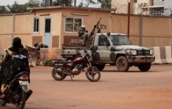 معركة خلفت أكثر من 25 قتيل.. مسلحون يشنون هجومًا مسلحًا على 3 قرى شمال بوركينا فاسو
