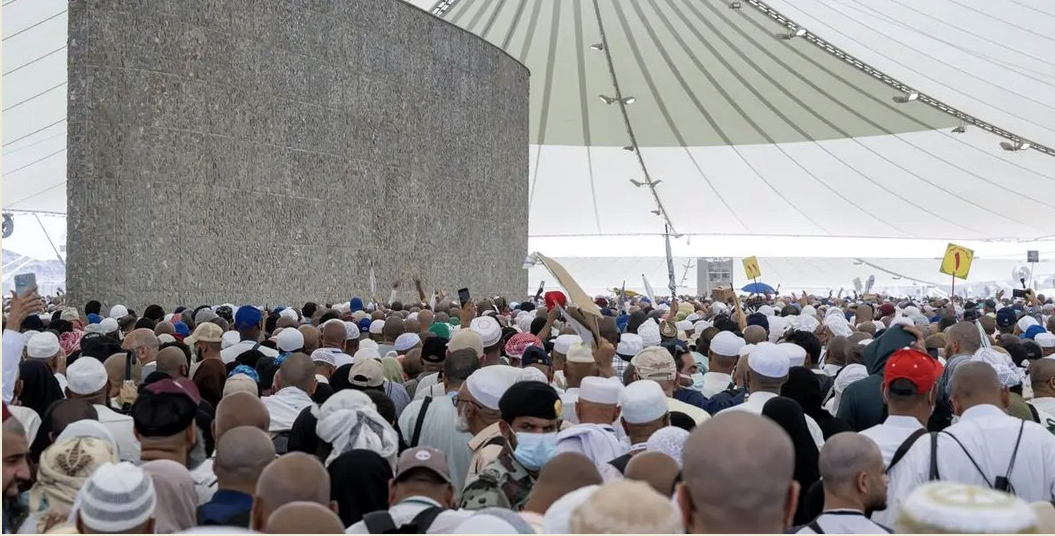 حجاج بيت الله الحرام يرمون الجمرات ثاني أيام التشريق حجاج بيت الله الحرام يرمون الجمرات ثاني أيام التشريق