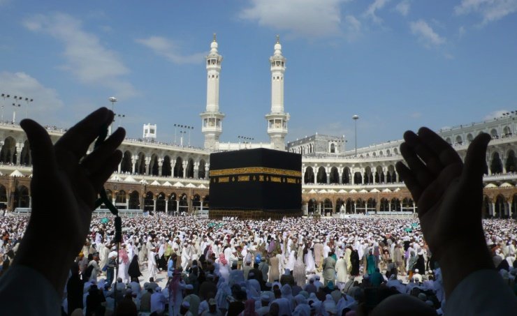 الحجاج يتوافدون إلى مشعر منى لقضاء يوم التروية الحجاج يتوافدون إلى مشعر منى لقضاء يوم التروية