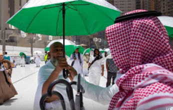 "شؤون الحرمين" توزع 10 آلاف مظلة وألفي سجادة على قاصدي المسجد الحرام