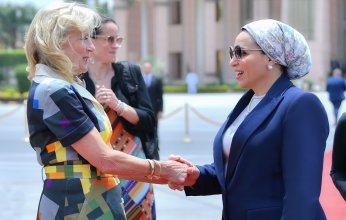 السيدة انتصار السيسي تودع سيدة أمريكا الأولى جيل بايدن بعد انتهاء زيارتها لمصر