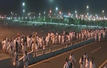 المشاعر المقدسة.. ضيوف الرحمن يستقرون في مشعر مزدلفة ويؤدون صلاتي المغرب والعشاء