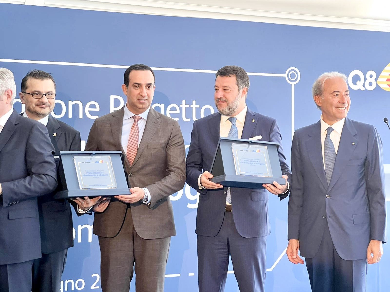 سفير الكويت بإيطاليا يشيد بتأسيس (البترول الكويتية العالمية) أول محطة وقود للهيدروجين في روما سفير الكويت بإيطاليا يشيد بتأسيس (البترول الكويتية العالمية) أول محطة وقود للهيدروجين في روما