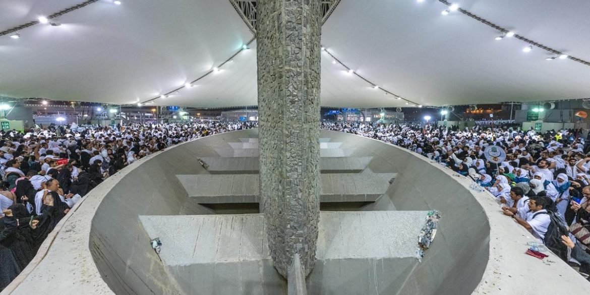 حجاج بيت الله الحرام يرمون جمرة العقبة يوم النحر حجاج بيت الله الحرام يرمون جمرة العقبة يوم النحر
