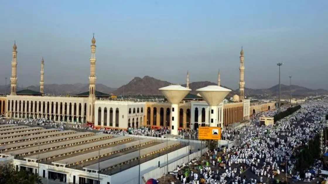 مسجد نمرة.. موضع خطبة الرسول في حجة الوداع وأكبر المساجد في مكة بعد البيت الحرام مسجد نمرة.. موضع خطبة الرسول في حجة الوداع وأكبر المساجد في مكة بعد البيت الحرام