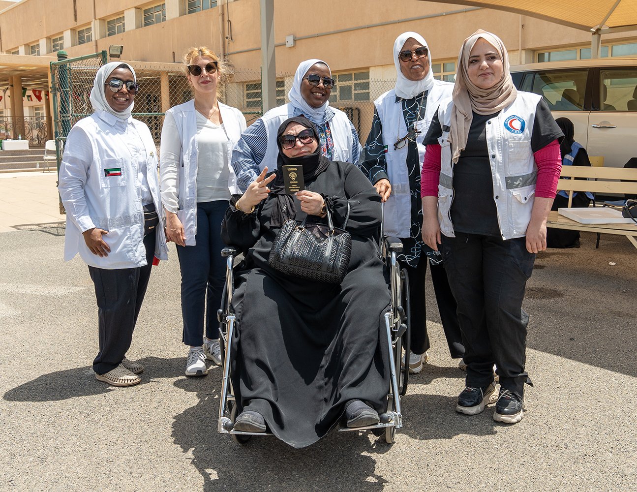 مشاركة لافتة لمتطوعي الهلال الاحمر في خدمة الناخبين بمراكز الإقتراع مشاركة لافتة لمتطوعي الهلال الاحمر في خدمة الناخبين بمراكز الإقتراع