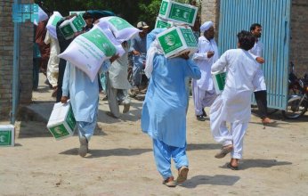 «سلمان للإغاثة» يوزع أطنانًا من السلال الغذائية بباكستان واليمن