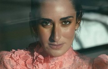 سعره يقترب من 100 ألف جنيه.. الفنانة أمينة خليل تظهر بفستان قصير مطرز بالورود في أحدث جلسة تصوير