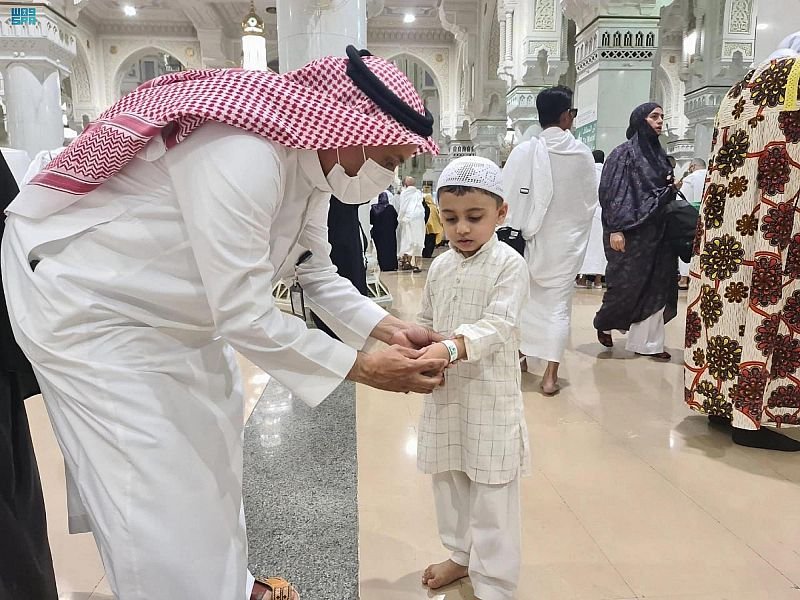 "شؤون الحرمين" توزع أساور معصم اليد للزائر الصغير في المسجد الحرام "شؤون الحرمين" توزع أساور معصم اليد للزائر الصغير في المسجد الحرام
