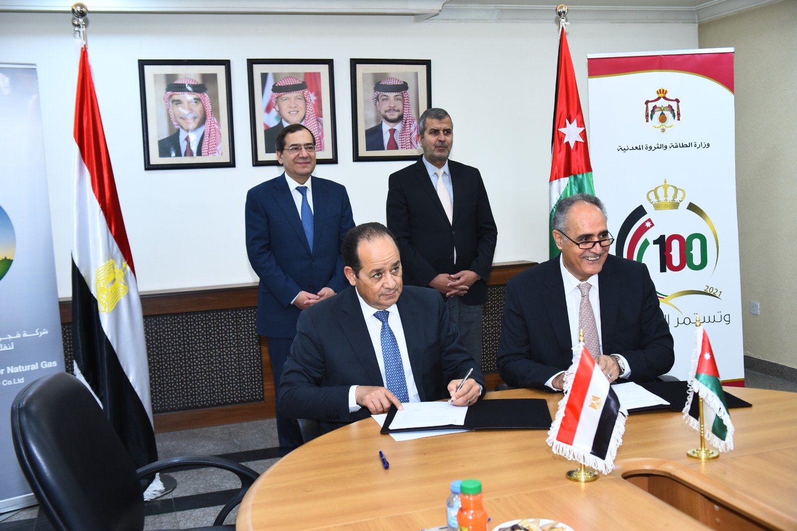 مصر والاردن يوقعان اتفاقيه لتخزين وتغييز الغاز المسال في ميناء صباح الأحمد بمدينة العقبة لتأمين امداد الغاز للبلدين مصر والاردن يوقعان اتفاقيه لتخزين وتغييز الغاز المسال في ميناء صباح الأحمد بمدينة العقبة لتأمين امداد الغاز للبلدين