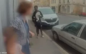 شاهد بالفيديو.. متشرد يحاول اختطاف طفلة ويعتدي على جدتها في فرنسا