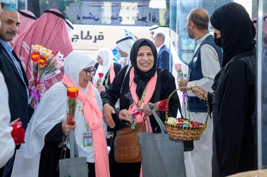 "شؤون الحرمين" تستقبل حجاج بيت الله الحرام القادمين لأداء طواف الإفاضة بالحلوى والورود "شؤون الحرمين" تستقبل حجاج بيت الله الحرام القادمين لأداء طواف الإفاضة بالحلوى والورود