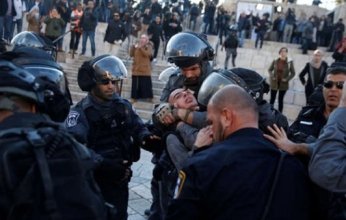 قوات الاحتلال الإسرائيلي تقمع وقفة ضد تهجير عائلة فلسطينية من منزلها
