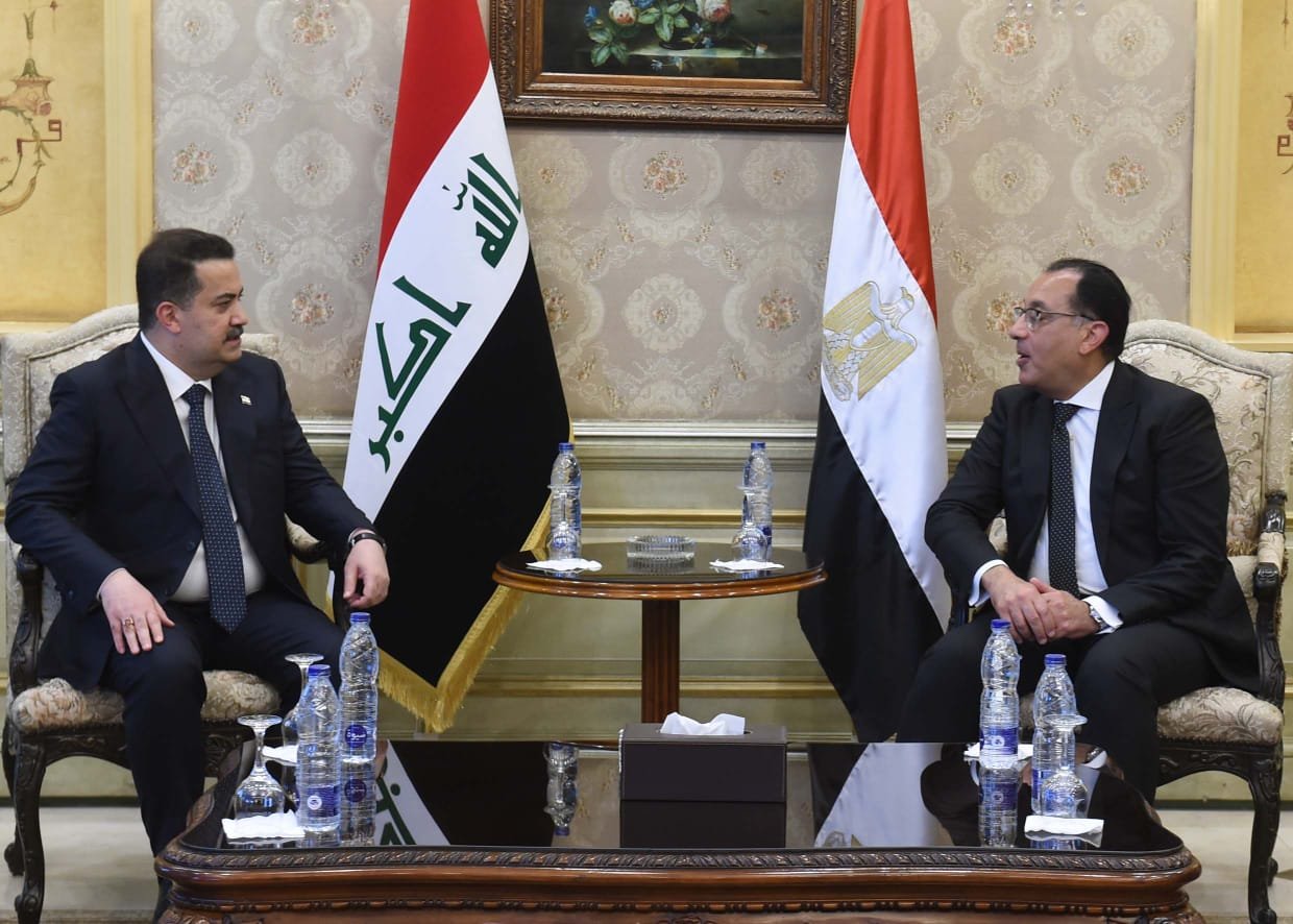 رئيس الوزراء المصري يستقبل نظيره العراقي والوفد المرافق له بمطار القاهرة رئيس الوزراء المصري يستقبل نظيره العراقي والوفد المرافق له بمطار القاهرة