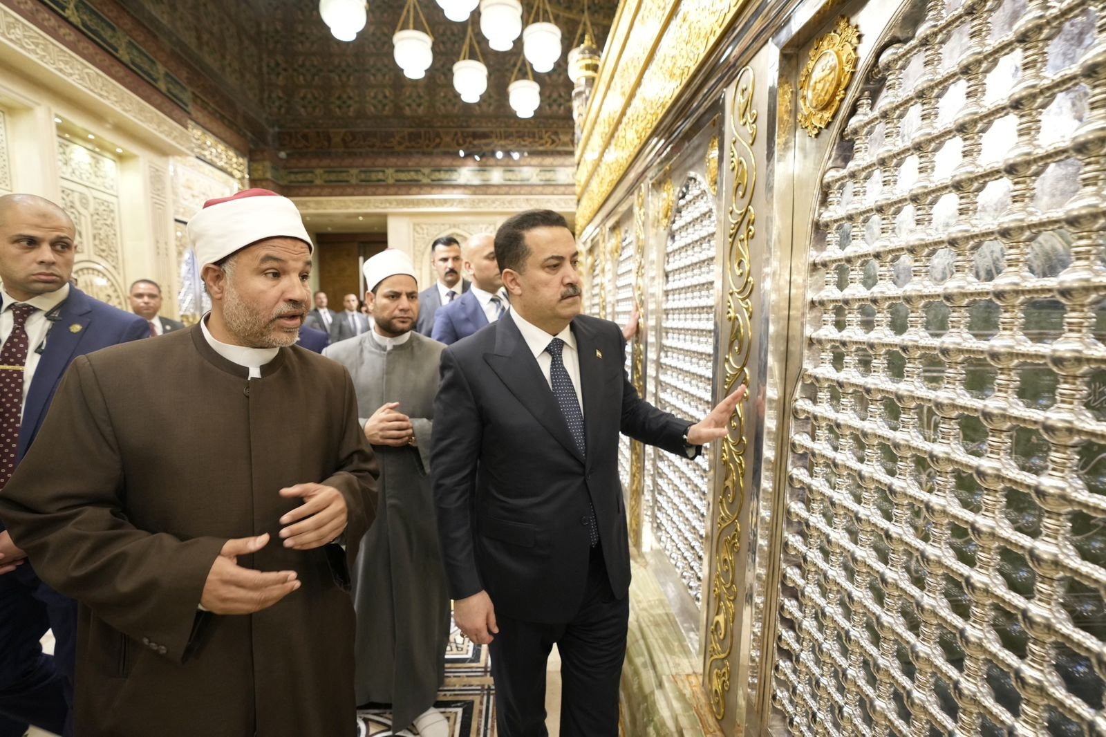 رئيس وزراء العراق يزور مسجد الحسين بالقاهرة رئيس وزراء العراق يزور مسجد الحسين بالقاهرة