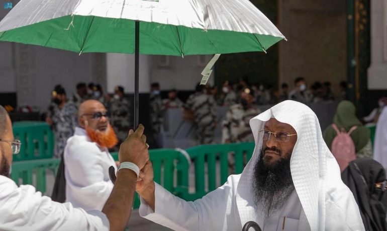 السعودية.. توزيع 12 ألف مظلة و3 آلاف سجادة على قاصدي المسجد الحرام السعودية.. توزيع 12 ألف مظلة و3 آلاف سجادة على قاصدي المسجد الحرام