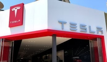 تقارير.. توقعات بارتفاع سهم Tesla بنحو 22% بسبب صفقتها مع GM وFord