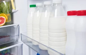 ما هي أضرار تخزين الحليب فى باب الثلاجة؟.. دراسة تحذر