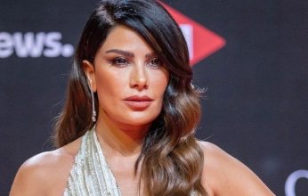 صبا مبارك تشارك الجمهور بإطلالة كاجوال من داخل ناطحة سحاب