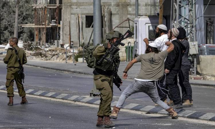 مستوطنون إسرائيليون يهاجمون منازل الفلسطينيين شمال رام الله مستوطنون إسرائيليون يهاجمون منازل الفلسطينيين شمال رام الله