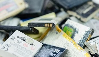 دراسة تكشف كيف تفشل بطاريات المركبات الكهربائية والطيران