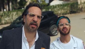 الفنان المصري أحمد أمين يهدي جائزته أفضل ممثل كوميدي للفنان طه دسوقى