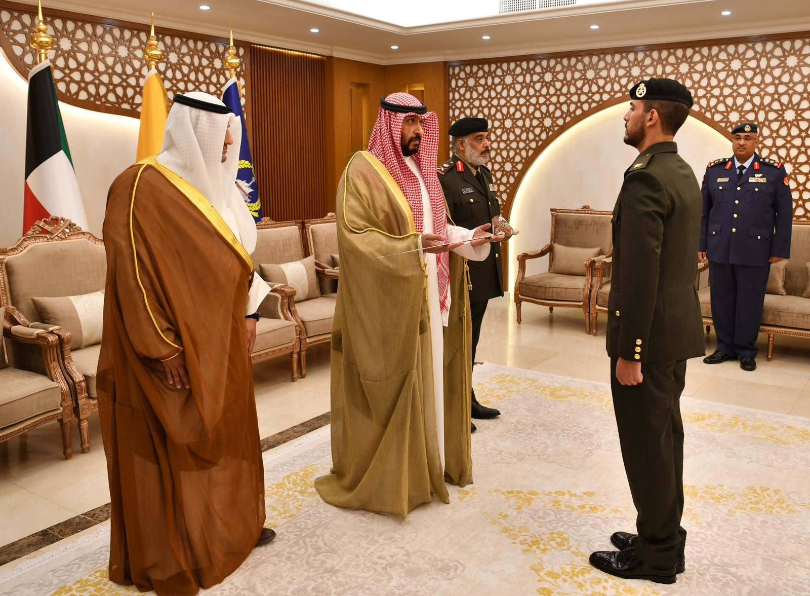 وزير الدفاع الكويتي بالوكالة يقلد كوكبة جديدة من الضباط رتبهم ويؤكد ان الدفاع عن الوطن شرف عظيم وأمانة كبيرة وزير الدفاع الكويتي بالوكالة يقلد كوكبة جديدة من الضباط رتبهم ويؤكد ان الدفاع عن الوطن شرف عظيم وأمانة كبيرة