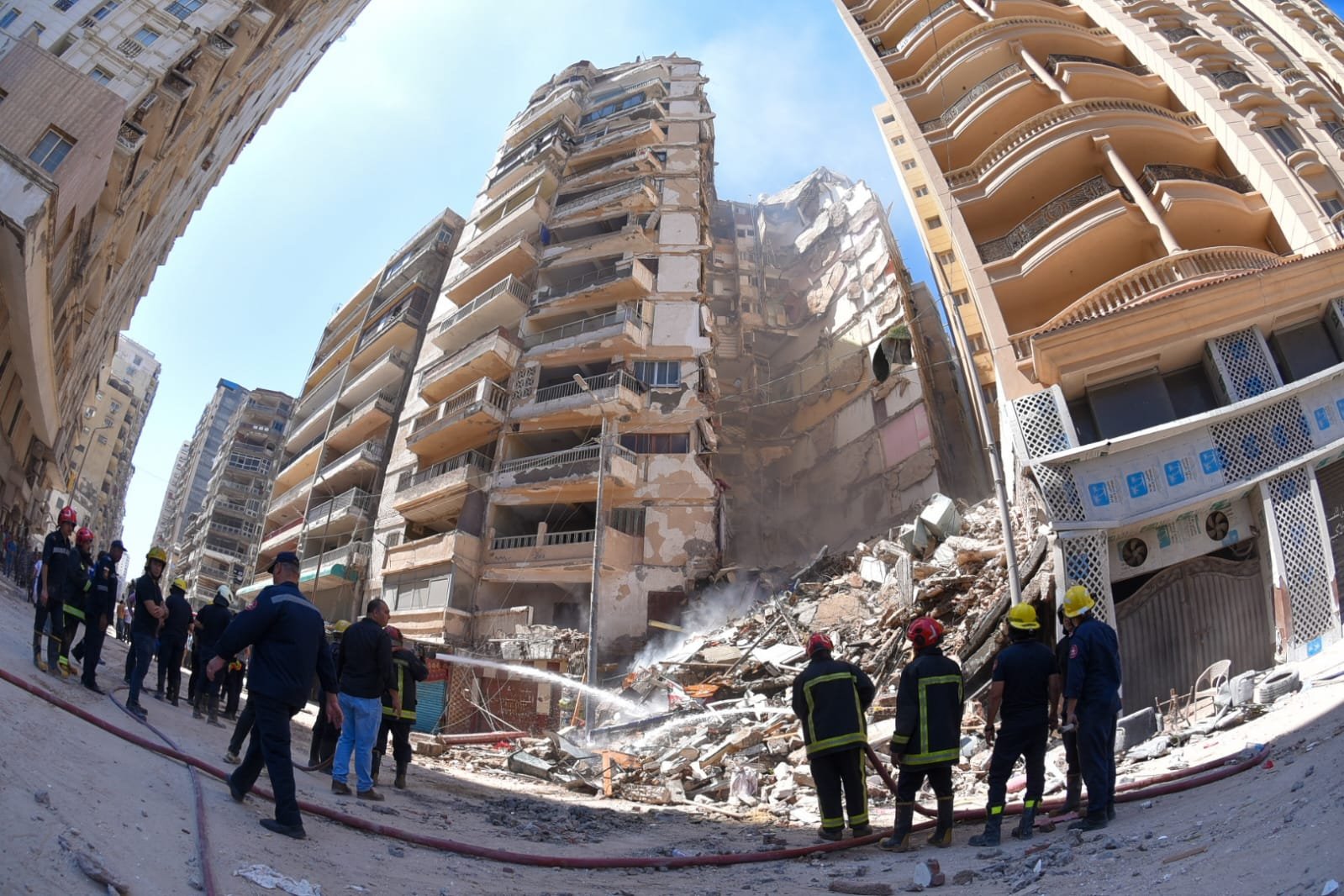 تفاصيل صادمة بشأن انهيار عقار مكون من 13 طابقا في مصر تفاصيل صادمة بشأن انهيار عقار مكون من 13 طابقا في مصر