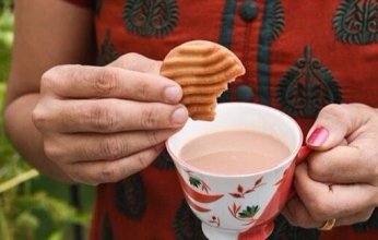 يرفع مستوى السكر في الدم.. تحذيرات من تناول الشاي مع البسكويت
