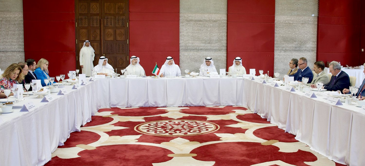 وزير الخارجية الكويتي يستقبل عددا من سفراء الدول الأوروبية لبحث مسألة إصدار تأشيرات (شنغن) للمواطنين الكويتيين وزير الخارجية الكويتي يستقبل عددا من سفراء الدول الأوروبية لبحث مسألة إصدار تأشيرات (شنغن) للمواطنين الكويتيين