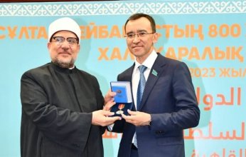 رئيس كازاخستان يمنح وسام الصداقة لوزير الأوقاف المصري