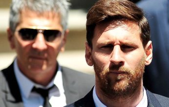 والد ميسي يفجر مفاجأة مدوية بشأن عودة الأسطورة إلى صفوف برشلونة الإسباني