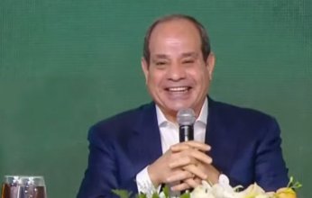 الرئيس المصري يمازح أحد المواطنين تبرع بـ10% من راتبه لجامعة البحيرة: "مش هيكفي"
