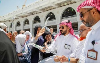 «شؤون الحرمين» توزع مظلات شمسية على الحجاج في صحن المطاف