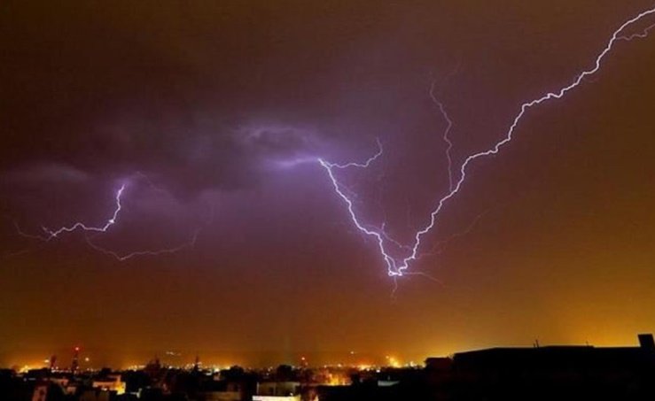 مصرع 12 شخصا بسبب البرق والأمطار في باكستان مصرع 12 شخصا بسبب البرق والأمطار في باكستان