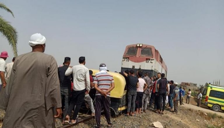 مصر.. اصطدام قطار بتوك توك يخلف 6 قتلى مصر.. اصطدام قطار بتوك توك يخلف 6 قتلى