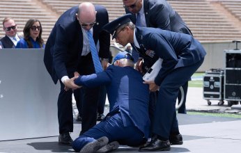 كيس رمل قد يطيح بـ "جو بايدن" من السباق الرئاسي المقبل