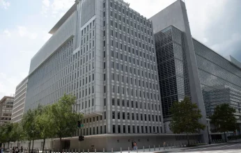 البنك الدولي يرفع توقعاته لنمو الاقتصاد العالمي خلال العام الجاري إلى 2.1%