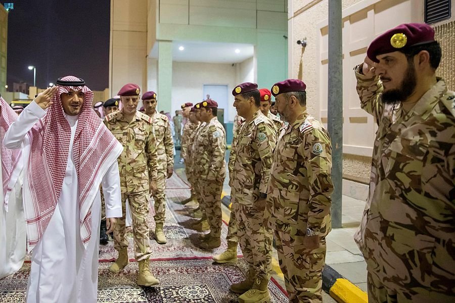 الأمير عبد العزيز بن سعود يتفقد قوات الأمن الخاصة المشاركة في مهام أمن الحج الأمير عبد العزيز بن سعود يتفقد قوات الأمن الخاصة المشاركة في مهام أمن الحج