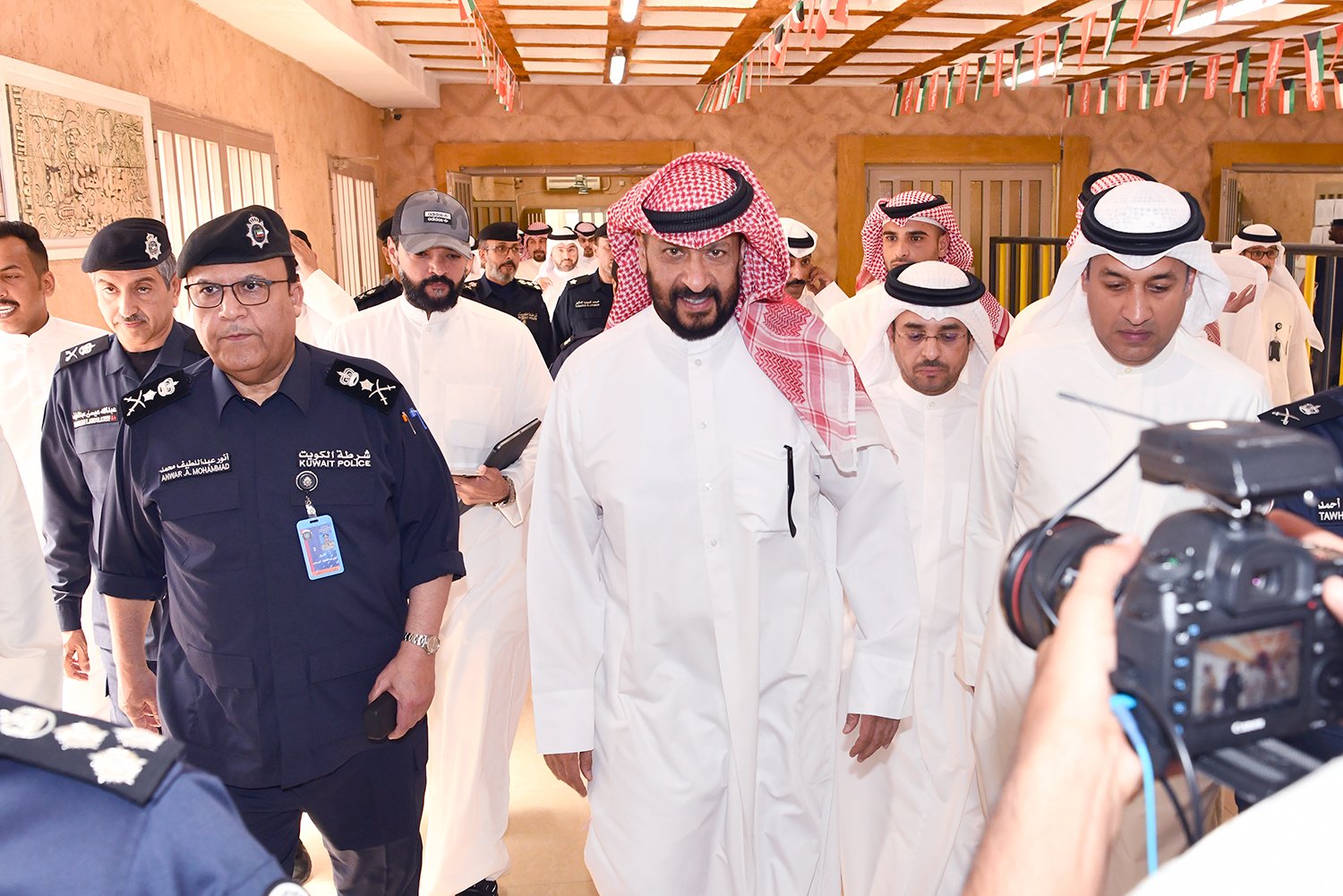 النائب الأول لرئيس مجلس الوزراء الكويتي يتفقد مقار الاقتراع النائب الأول لرئيس مجلس الوزراء الكويتي يتفقد مقار الاقتراع