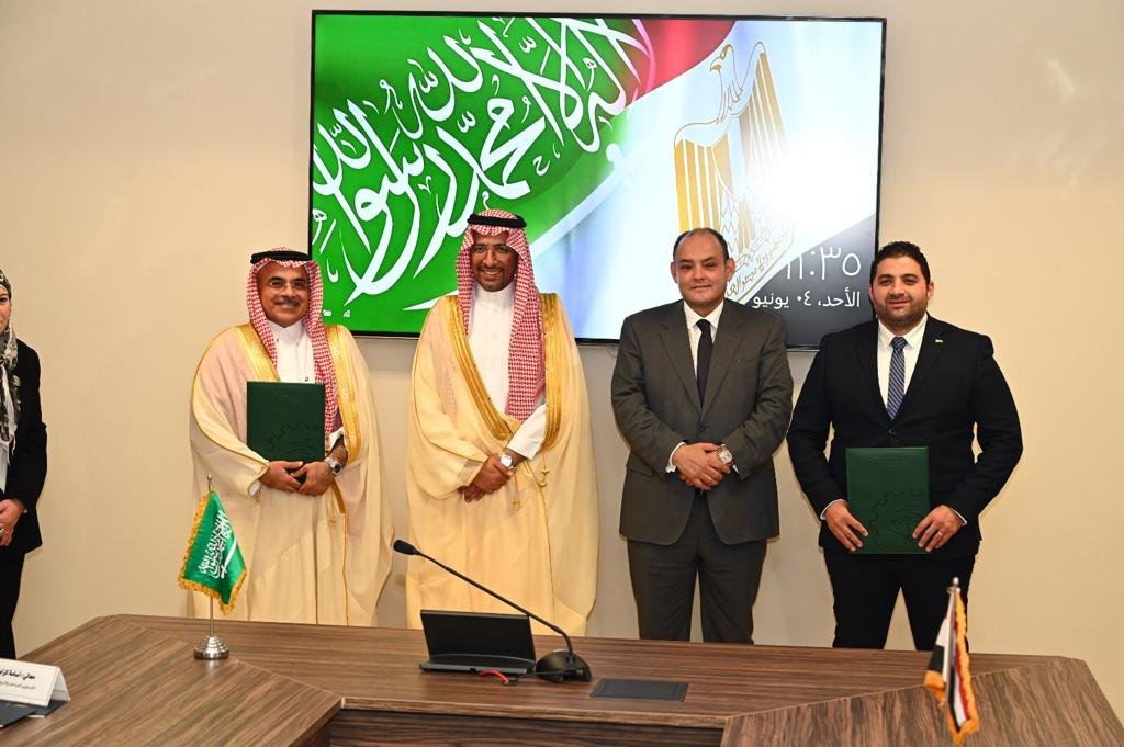 توقيع مذكرتي تفاهم بين مصر والسعوديه لتنمية الصادرات غير البترولية وتطوير صناعة السيارات توقيع مذكرتي تفاهم بين مصر والسعوديه لتنمية الصادرات غير البترولية وتطوير صناعة السيارات