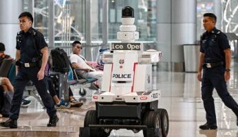 لضبط الأمن.. سنغافورة تستعين بـ«الشرطى الروبوت» فى الشوارع